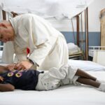 La caricia del papa a los niños enfermos del hospital de San Pablo de Duala