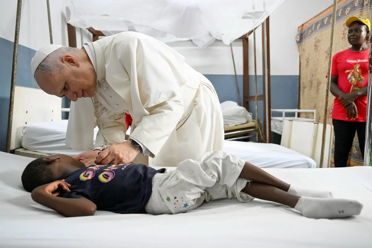 La caricia del papa a los niños enfermos del hospital de San Pablo de Duala