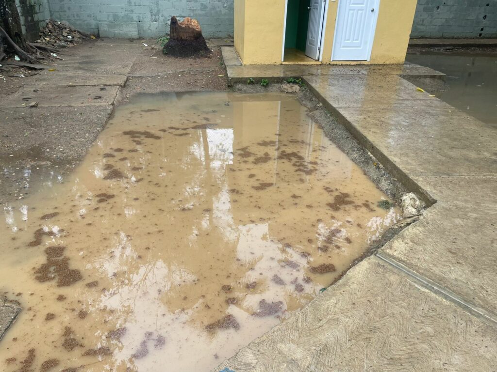 Denuncian precariedades en centro educativo y exigen terminación de liceo en construcción