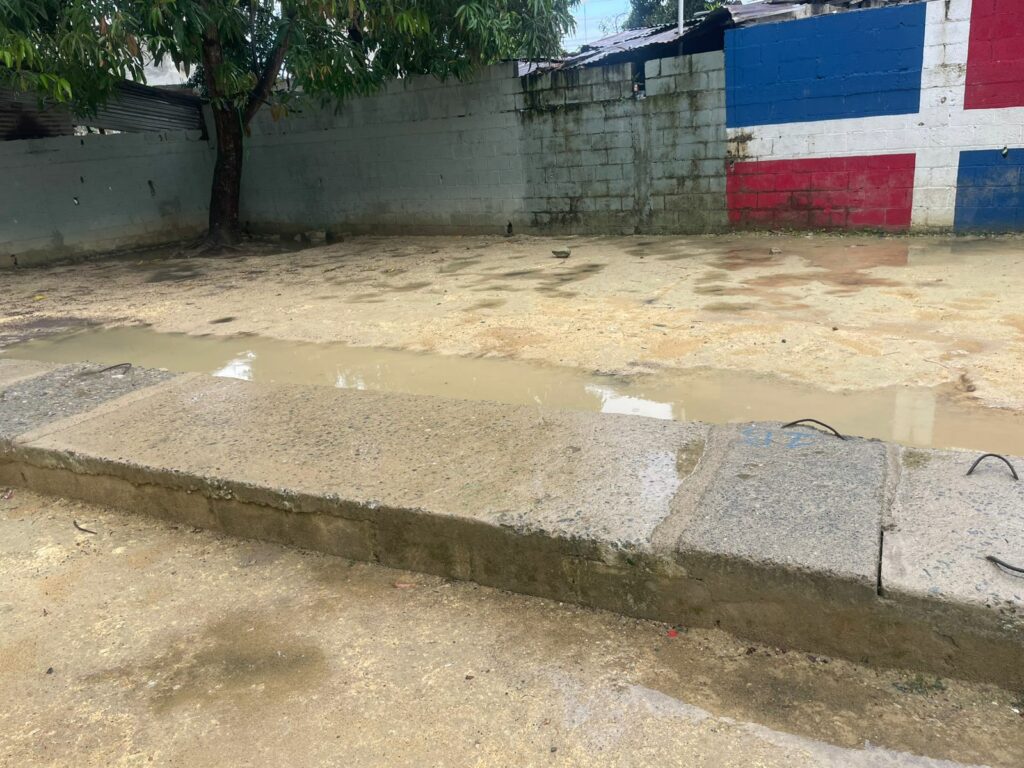 Denuncian precariedades en centro educativo y exigen terminación de liceo en construcción