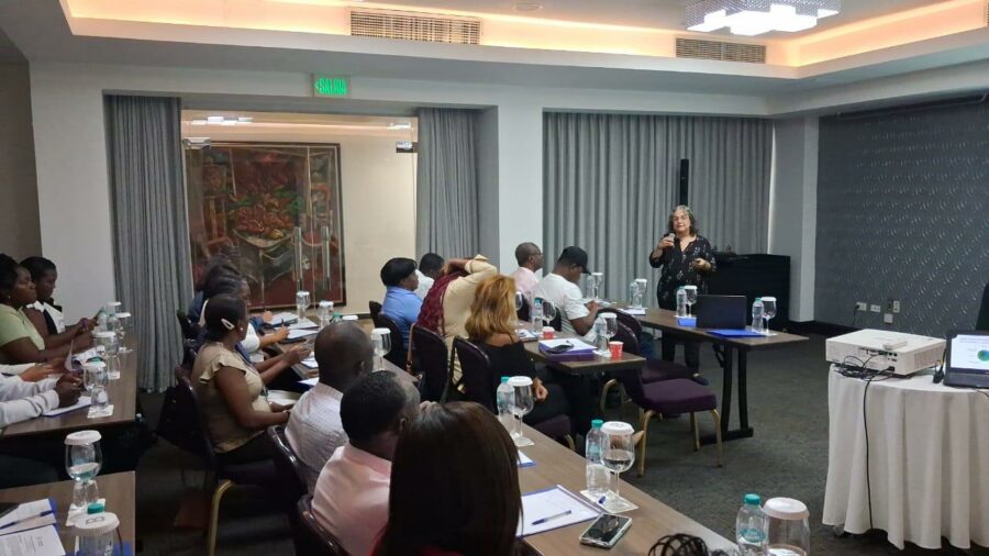 Plataforma Dominican@s por Derecho demanda garantizar proceso de cedulación inclusiva. SANTO DOMINGO.-Organizaciones de la sociedad civil aglutinadas en la plataforma Dominican@s por Derecho (DxD) solicitó a la Junta Central Electoral (JCE) incluir a miles de jóvenes nacidos antes del 2010, y cuyas actas están registradas en el libro de extranjería; en el marco de proceso de cambio de la cédula de identidad y electoral. En el marco de un encuentro de análisis de coyuntura, las organizaciones estiman que eso permitirá que sus actas puedan ser transcritas para la obtención definitiva de su cédula de identidad. Al tiempo de que hacen un llamado a la población a que acudan masivamente al proceso de cambio de cedulación, en los tiempos y plazos establecidos por la Junta Central Electoral, ya que eso busca dotar a la ciudadanía de un documento más seguro y acorde con los nuevos tiempos. En otro orden, las organizaciones expresaron su preocupación ante el deterioro del contexto de derechos humanos en la República Dominicana, particularmente en el avance de prácticas de repatriación indiscriminada, el discurso de odio y xenofobia, la persistencia de barreras estructurales para el acceso a derechos de personas dominicanas que están en riesgo de apatridia. Finalmente, la plataforma Dominican@s por Derecho reiteró su compromiso de continuar reivindicando la restitución de la nacionalidad, el cumplimiento integral de la Ley 169-14 y el fortalecimiento del Estado de derecho. Sobre la plataforma La plataforma está compuesta por: la Asociación Scalabriniana al Servicio de la Movilidad (ASCALA), el Centro de Desarrollo Sostenible (CEDESO), por el Centro Cultural DominicoHaitiano (CCDH), el Centro de Educación para el Desarrollo (CEDUCA), el Centro para la Observación Migratoria y el Desarrollo Social en el Caribe (OBMICA), la Comisión Nacional de Derechos Humanos (CNDH-RD), el Movimiento Reconocido, el Movimiento de Mujeres Dominico-Haitianas (MUDHA, y por el Movimiento Socio-Cultural de los Trabajadores Haitianos (MOSCTHA) PIE DE FOTO Vista parcial del encuentro realizado por la plataforma Dominicanos por Derecho