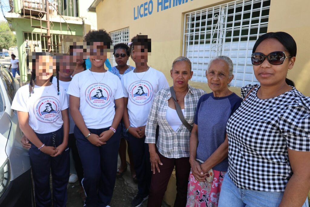 “Estudiar así es imposible”: padres claman por terminación de liceo en La Victoria