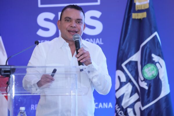 Julio Landrón durante el encuentro celebrado en el Hotel Crow Plaza, salón Las Américas