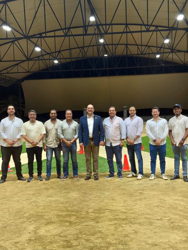 De izquierda a derecha: Pablo Peguero, José Espinal, Álvaro Gómez, Jeron Muñiz, Ulises Rodríguez, Arnulfo Gutiérrez, Héctor Pérez, Alberto Menicucci y Daniel Mena.