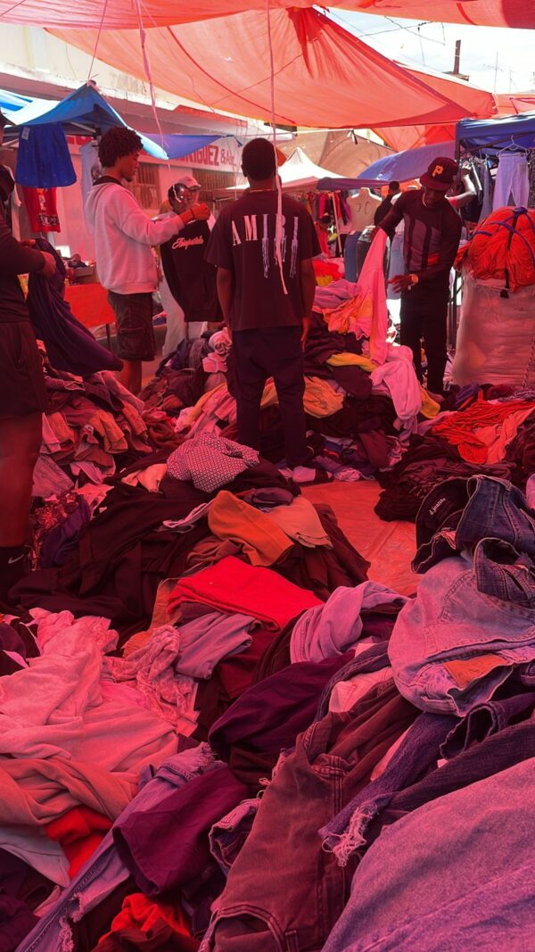 Ropas de pacas se venden en la avenida Duarte