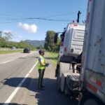 Fiscalizan a 213 vehículos pesados por uso del carril izquierdo en carreteras del país