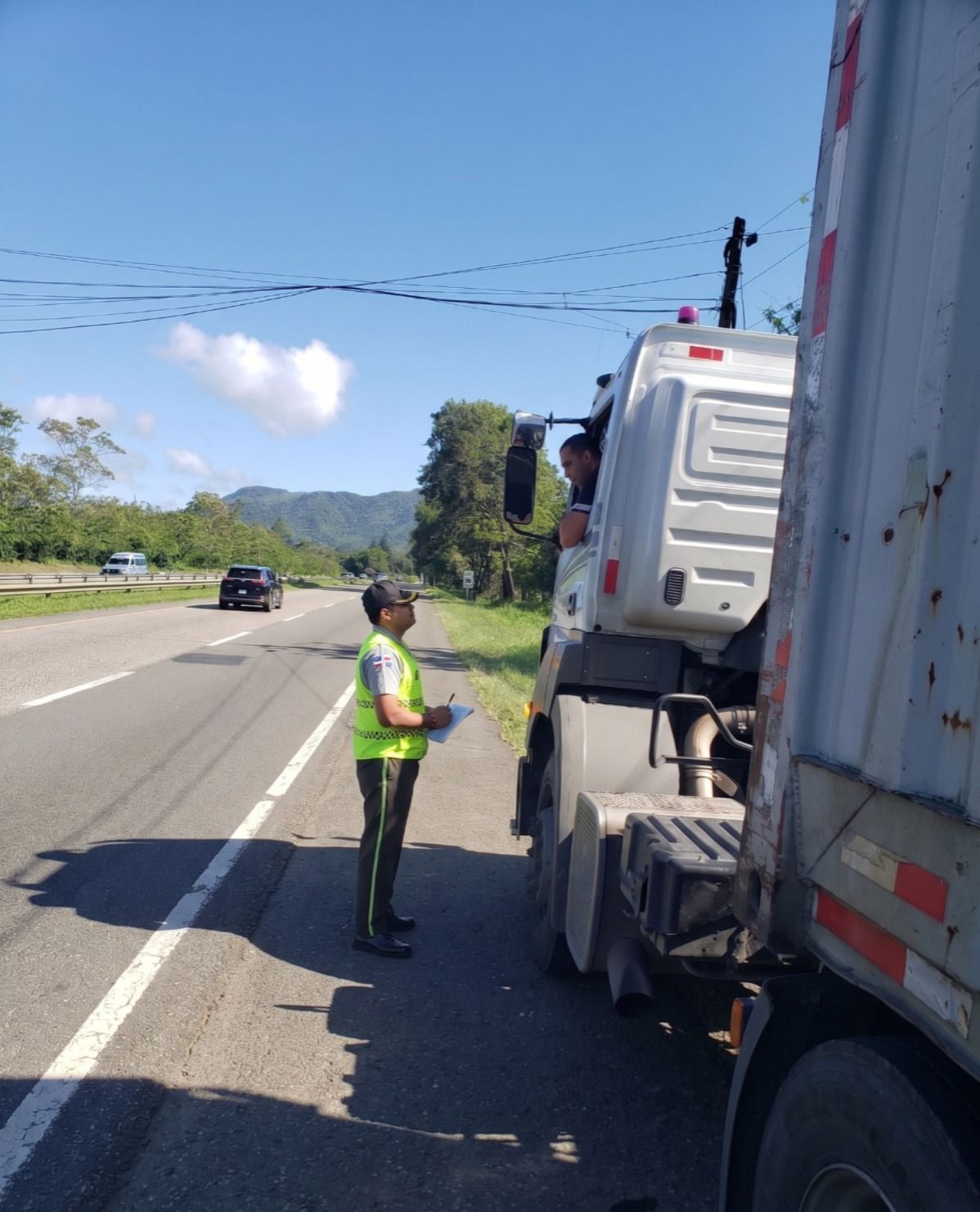 Fiscalizan a 213 vehículos pesados por uso del carril izquierdo en carreteras del país