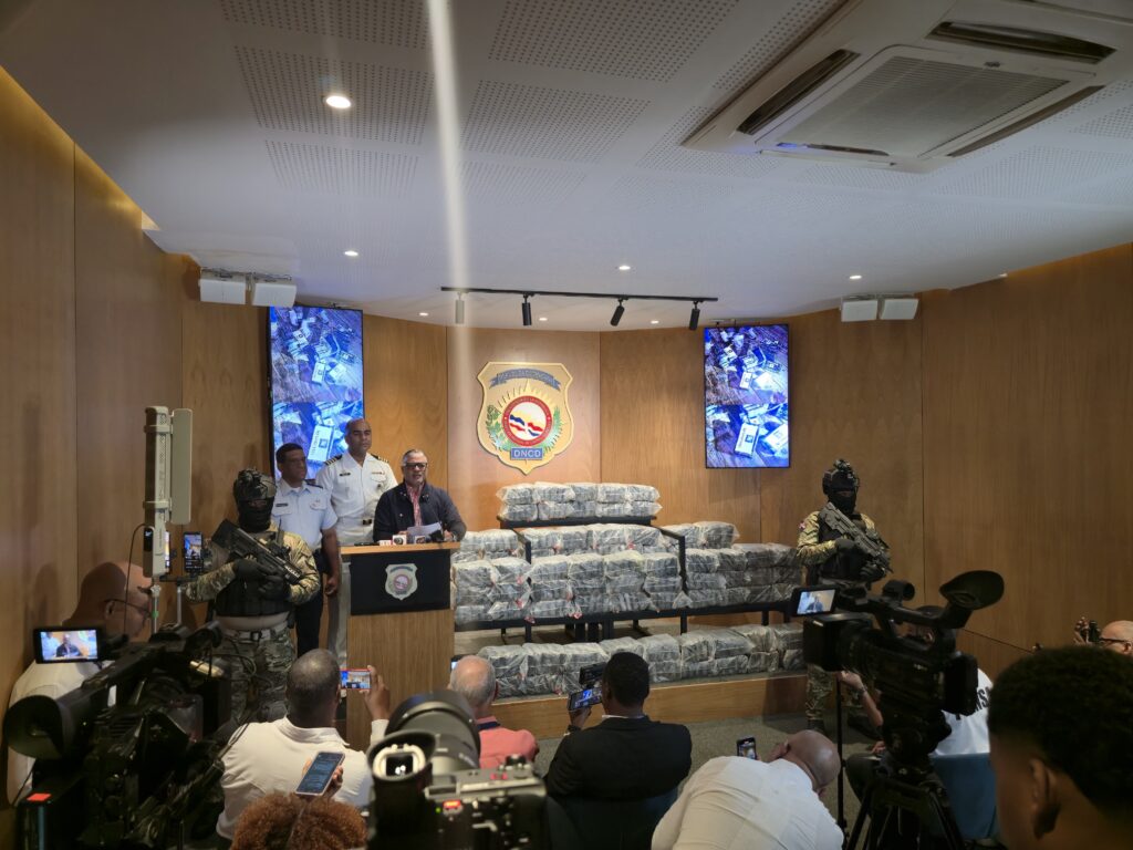 Incautan 375 paquetes de presunta cocaína frente a costas de Baní