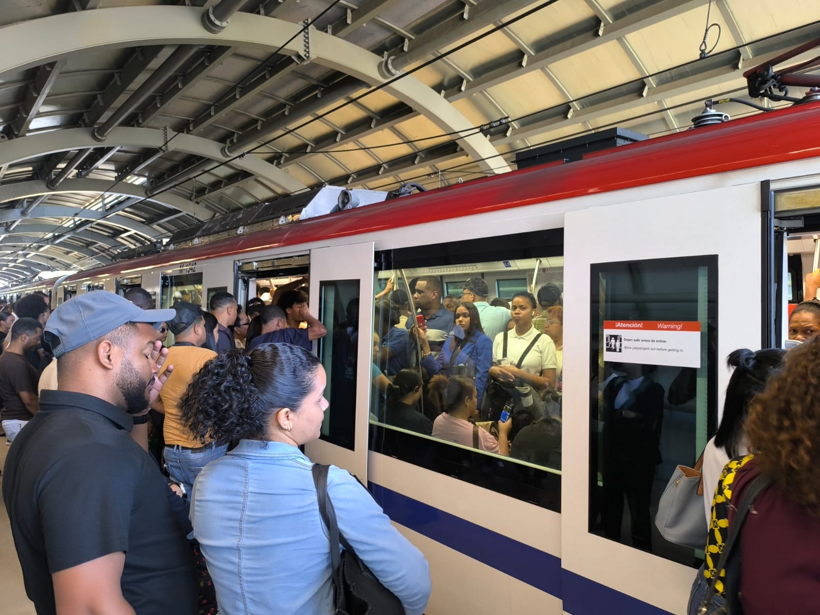 Reanudan servicio del Metro y Teleférico tras interrupción