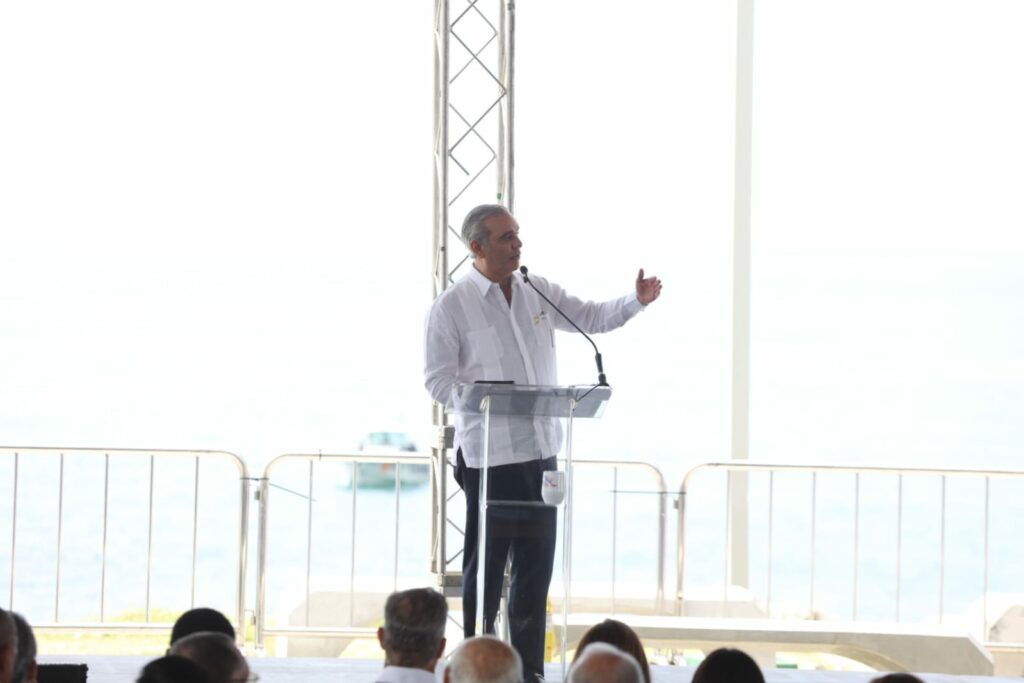 Presidente Abinader y alcaldesa Carolina Mejía inauguran Malecón Deportivo