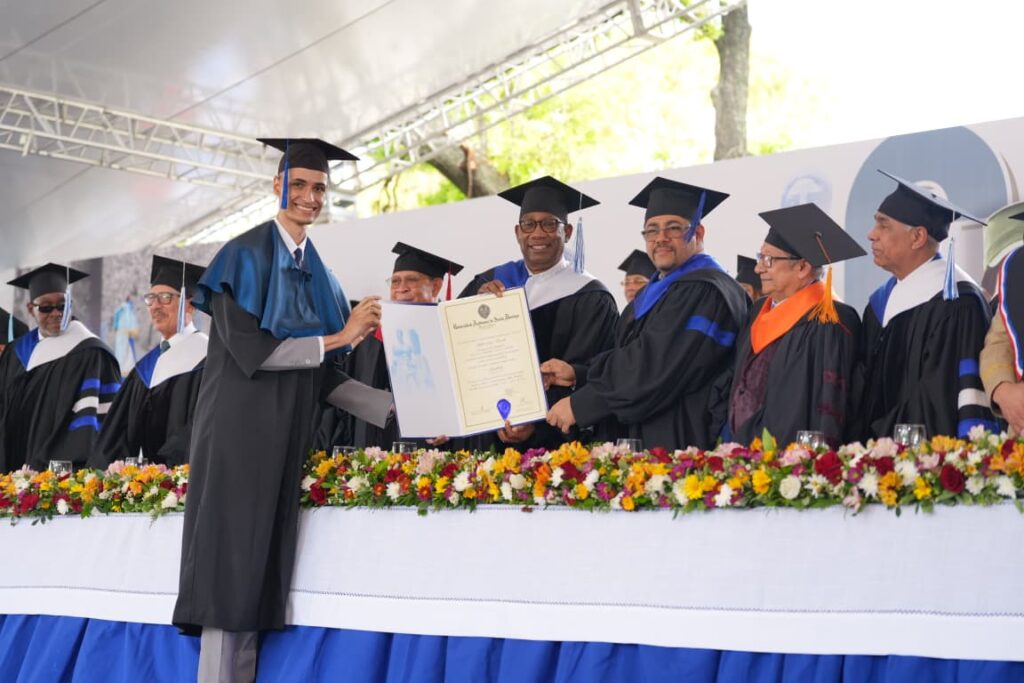 UASD inviste 3,348 profesionales en acto dedicado a la Gesta de Abril de 1965