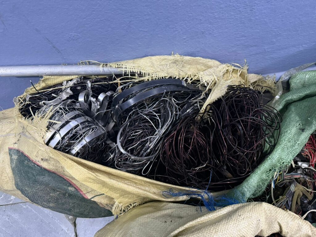 Allanan metalera y apresan a dos hombres en San Juan de la Maguana