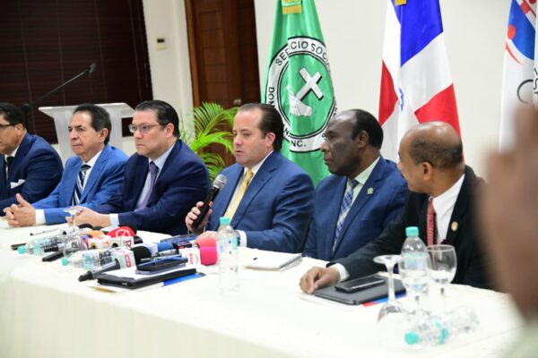 Autoridades económicas durante encuentro con representantes de la industria nacional, donde abordaron el manejo de la crisis económica.