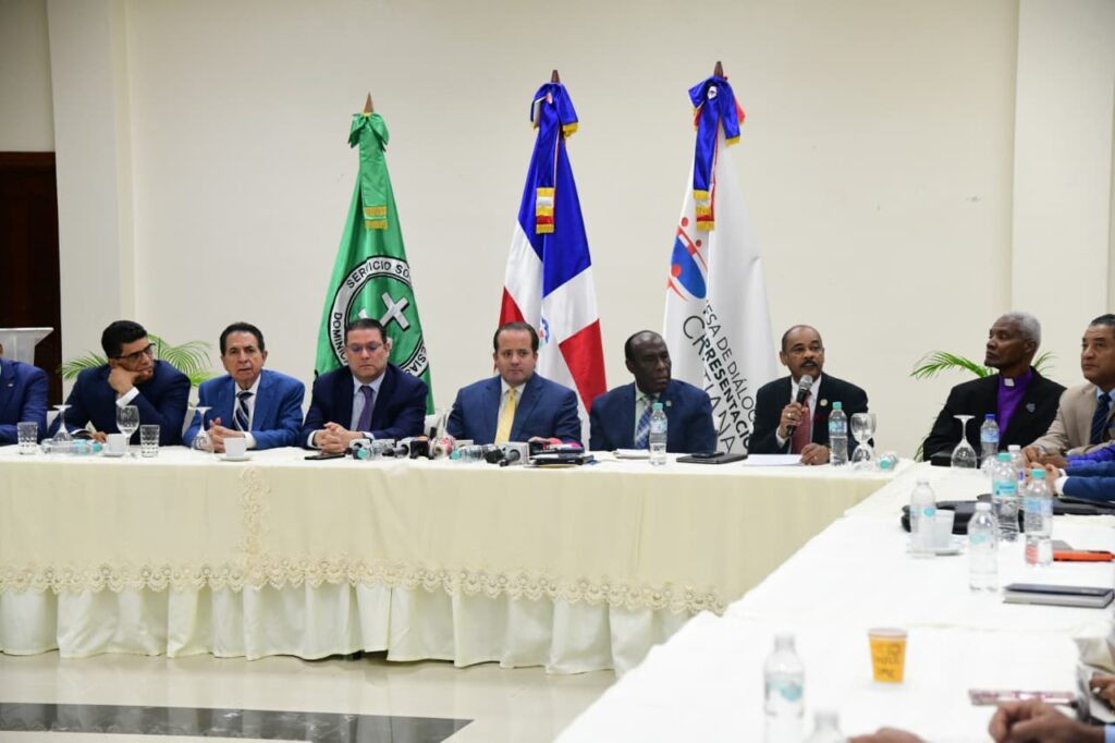 Autoridades económicas durante encuentro con representantes de la industria nacional, donde abordaron el manejo de la crisis económica. FOTO : Alberto Calvo