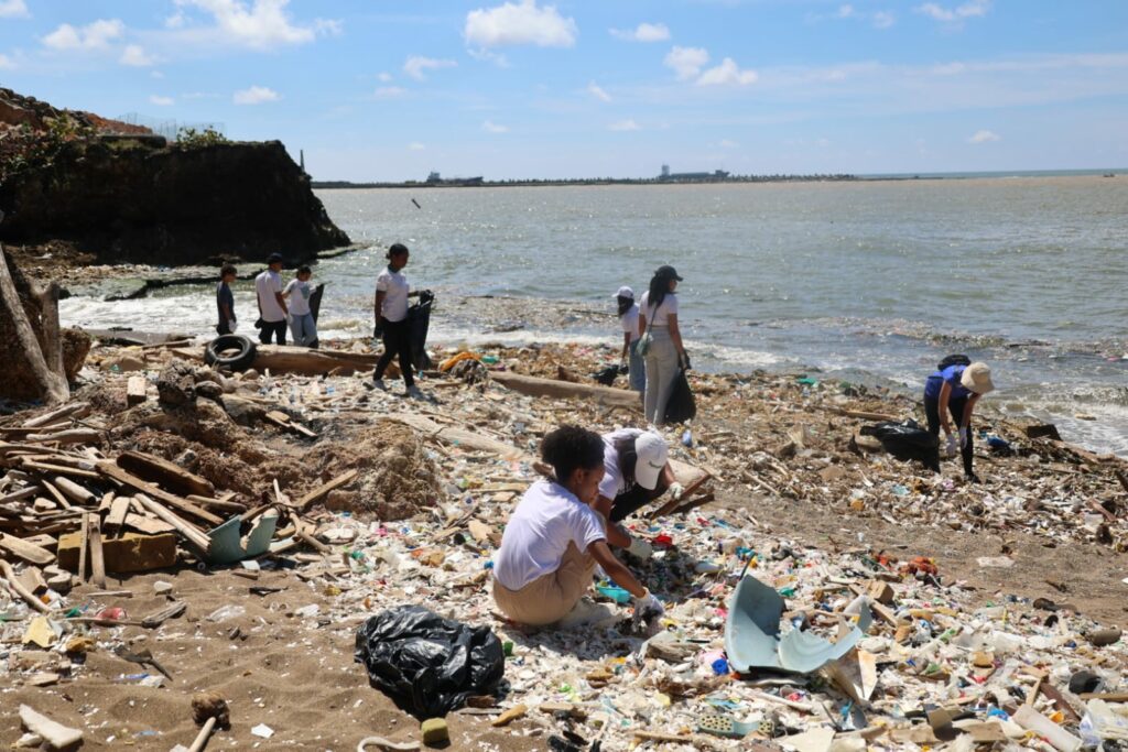 Montones de plástico en una playa de Santo Domingo: mira lo que pasó