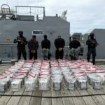 Incautan 450 paquetes de presunta cocaína y arrestan 4 venezolanos en alta mar