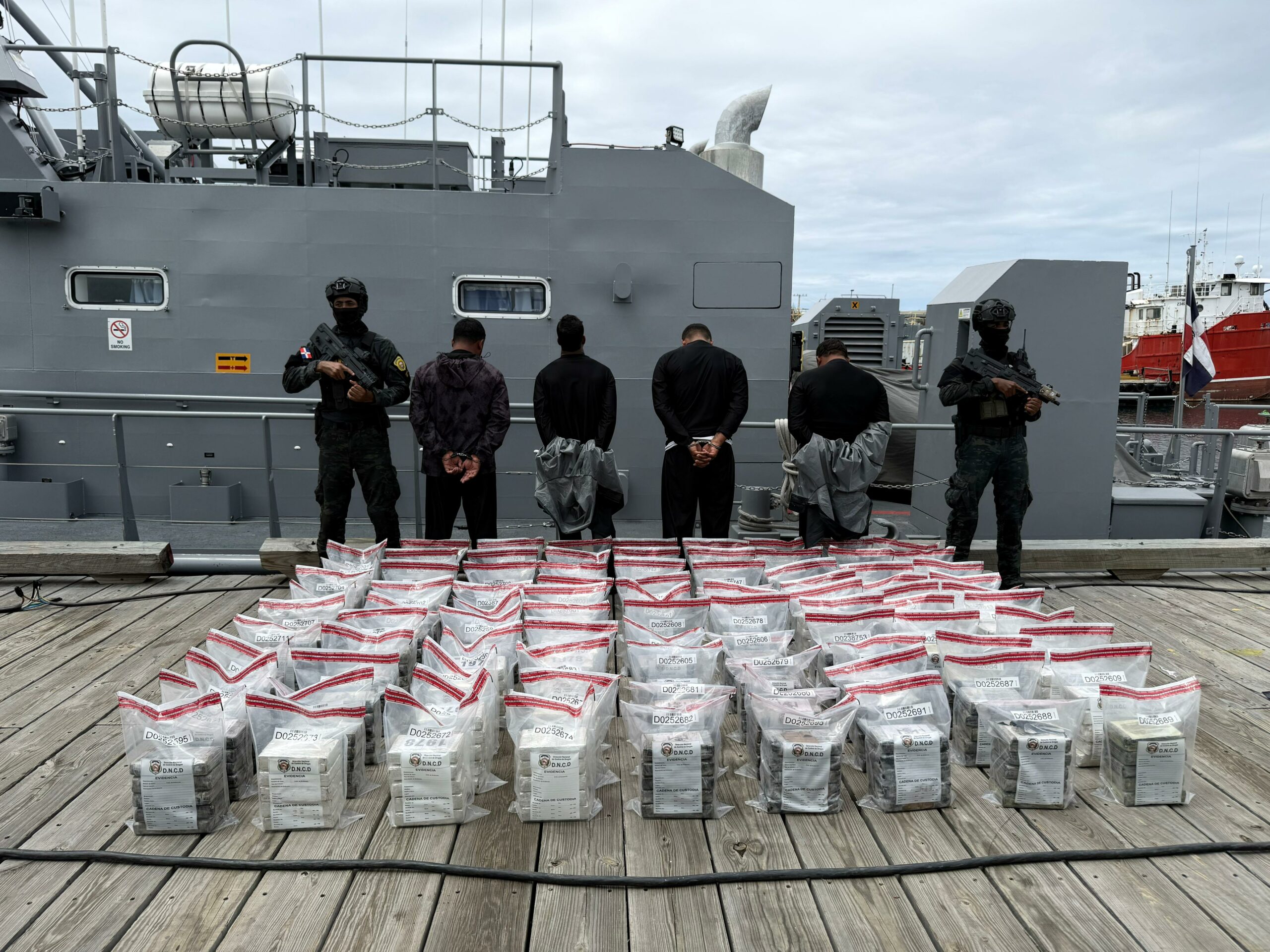 Incautan 450 paquetes de presunta cocaína y arrestan 4 venezolanos en alta mar