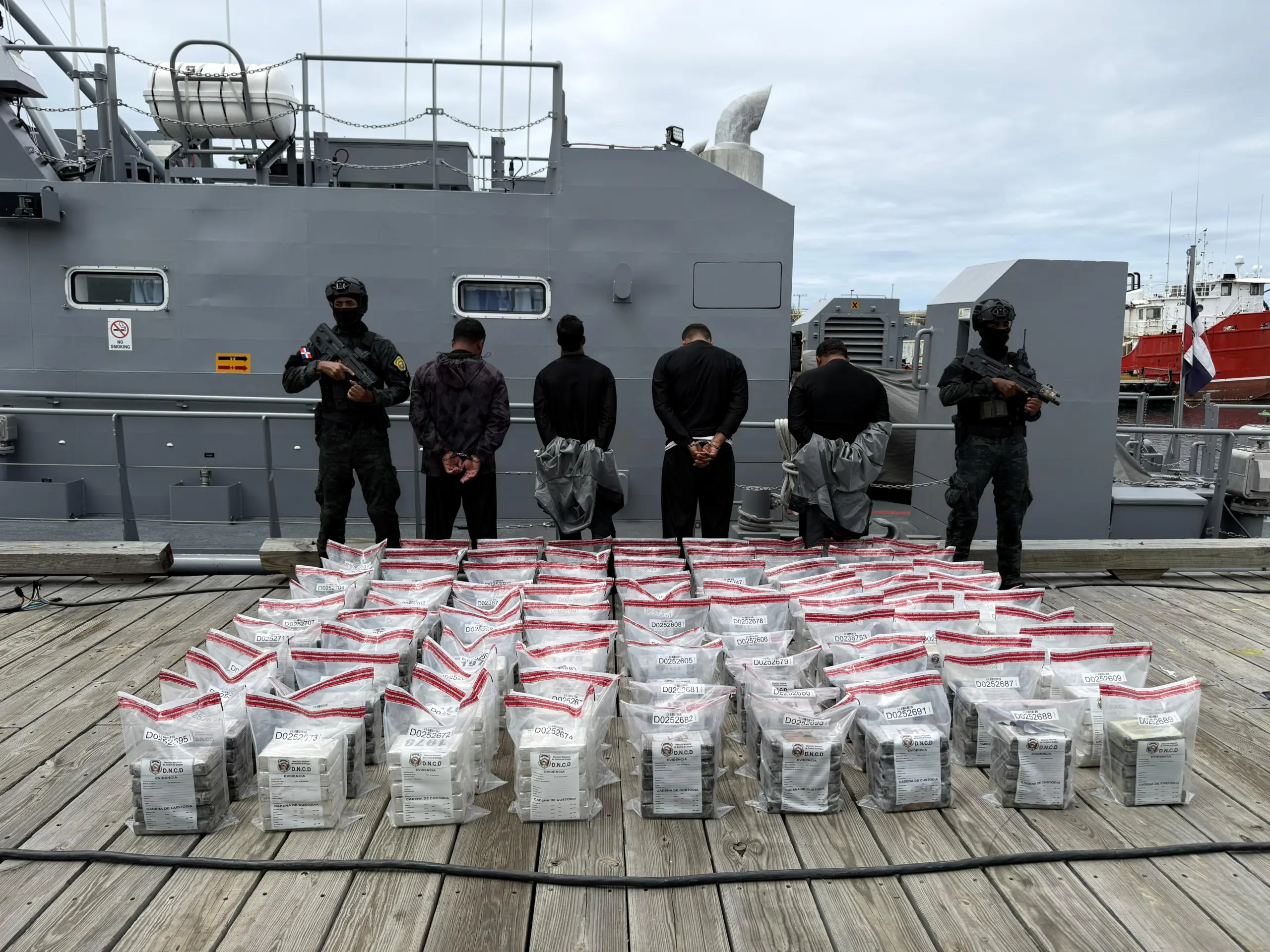 Incautan 450 paquetes de presunta cocaína y arrestan 4 venezolanos en alta mar