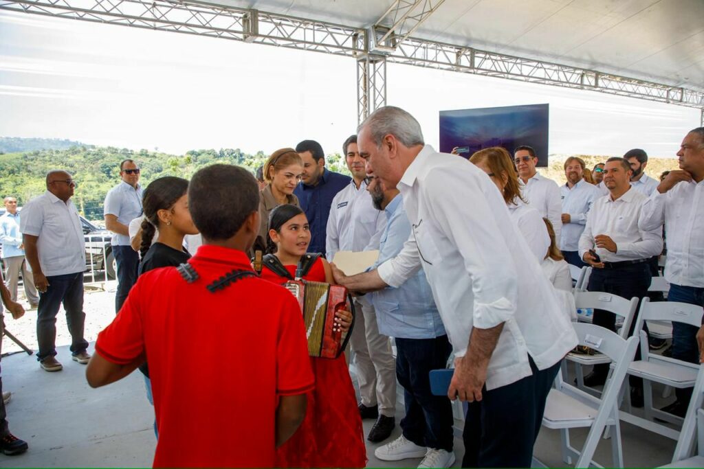 Abinader inaugura carretera Tavera–Jarabacoa y amplía red vial en La Vega