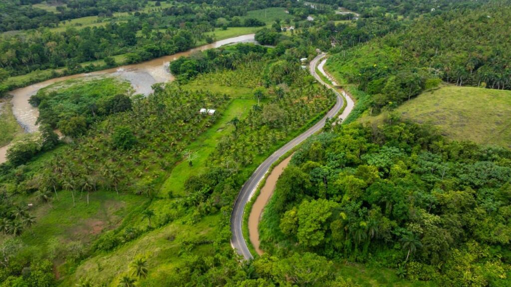 Abinader inaugura carretera Mata Bonita–Los Memisos de 13.8 kilómetros en Las Gordas, Nagua