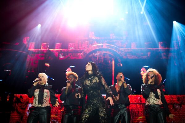 italiana-Laura Pausini