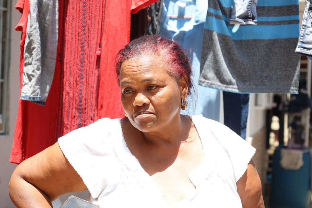 Teodora Pérez, una de las afectadas por las lluvias en Las 800, en Los Ríos, se quejó de no haber sido censada para evaluar los daños en su vivienda. Alexis Monegro.