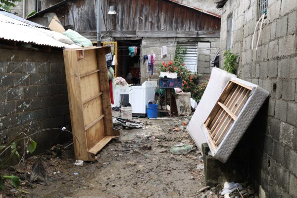 Afectados por las lluvias en Nuevo Amanecer, en Los Alcarrizos, sacaban sus ajuares para ver las cosas que aún servían. Alexis Monegro.