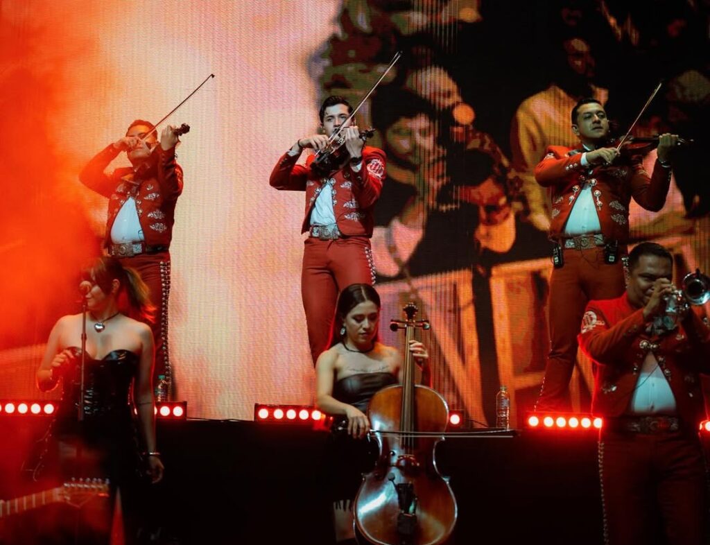 ¡La lluvia no paró la fiesta! Christian Nodal y su Pal Cora Tour cautivan Altos de Chavón