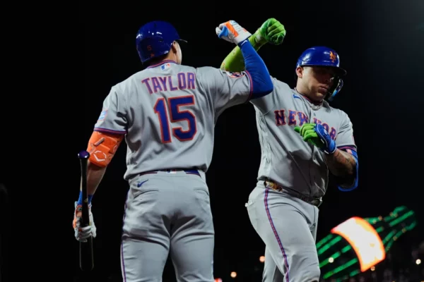 El venezolano Francisco Álvarez, de los Mets de Nueva York, festeja con Tyrone Taylor, luego de conseguir un jonrón ante los Gigantes de San Francisco, el viernes 3 de abril de 2026 (AP Foto/Godofredo A. Vásquez)