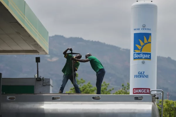 Empleados de gasolinera se preparan para llenar un tanque de combustible en Puerto Príncipe, Haití, el martes 7 de abril de 2026. (AP Foto/Odelyn Joseph)