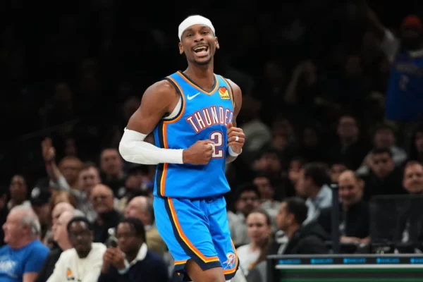 Shai Gilgeous-Alexander, del Thunder de Oklahoma City, festeja durante un partido ante los Nets de Brooklyn, el miércoles 18 de marzo de 2026 (AP Foto/Frank Franklin II)