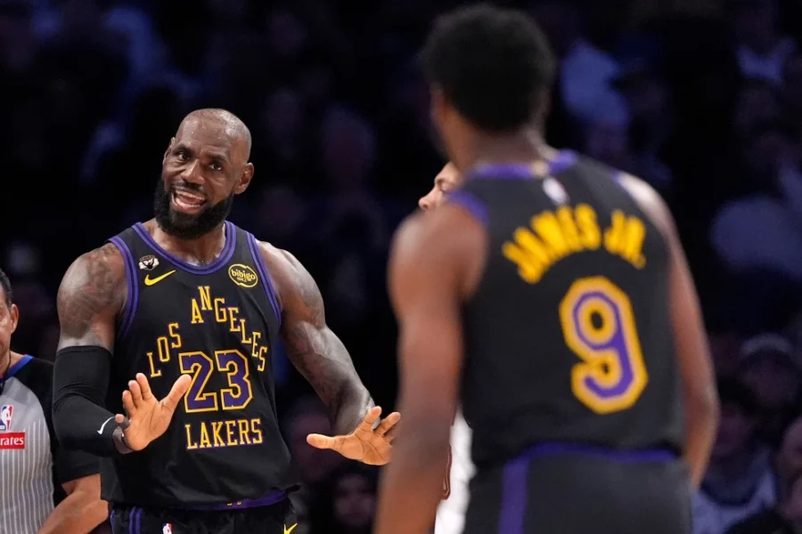 LeBron James, de los Lakers de Los Ángeles, da indicaciones a su hijo Bronny durante el duelo ante los Cavaliers de Cleveland, el martes 31 de marzo de 2026 (AP Foto/Mark J. Terrill)