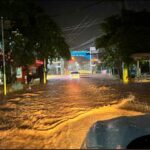 Crecida de río en Las Terrenas provoca cierre de negocios y pone en alerta a residentes