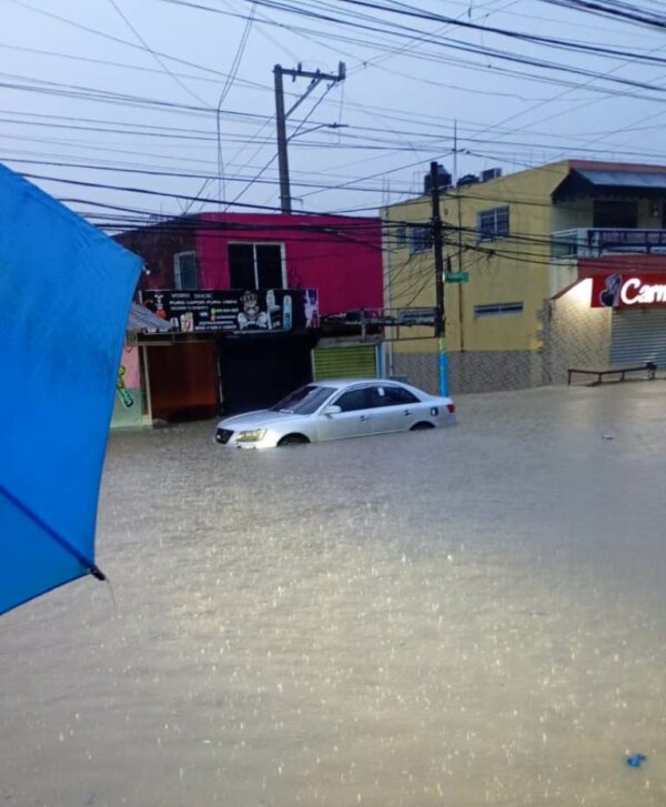 El COE informa que las lluvias dejan 725 desplazados y 12 comunidades incomunicadas.