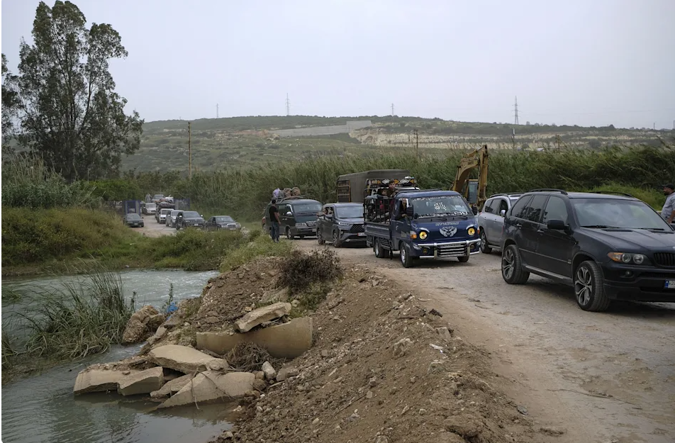 Los puentes bombardeados por Israel dificultan el regreso de desplazados al sur del Líbano