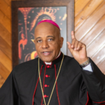 Obispo revoluciona Semana Santa con misas en las plazas