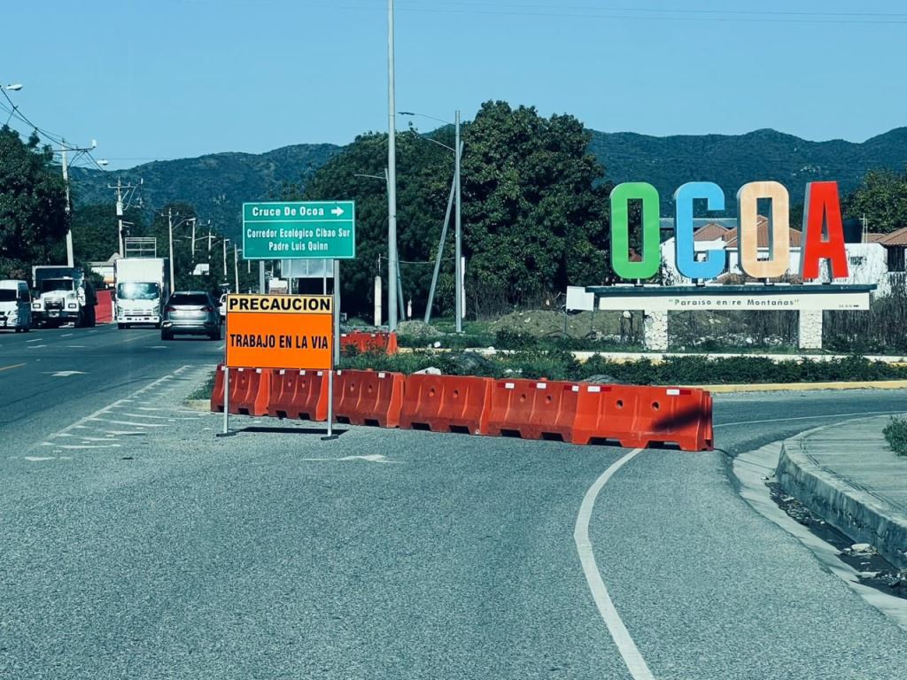 Derrumbe provoca cierre y desvíos en carretera hacia San José de Ocoa