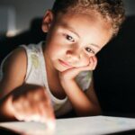 Pantallas en exceso: el riesgo silencioso del llamado “autismo digital” en niños