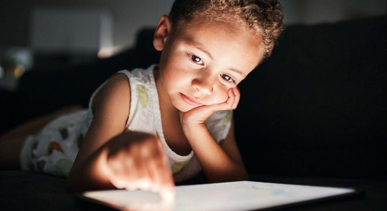 Pantallas en exceso: el riesgo silencioso del llamado “autismo digital” en niños