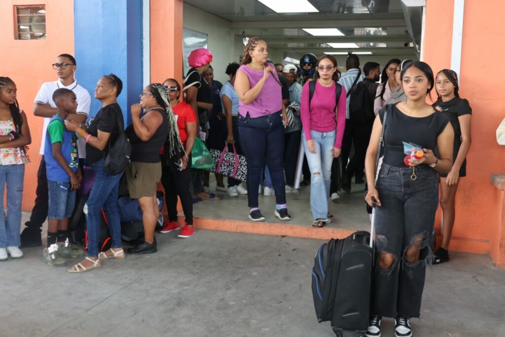 Flujo de pasajeros por Semana Santa es lento; choferes esperan aumento en la tarde
