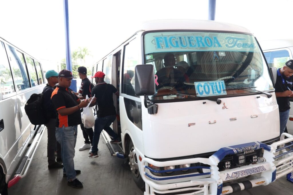 Flujo de pasajeros por Semana Santa es lento; choferes esperan aumento en la tarde