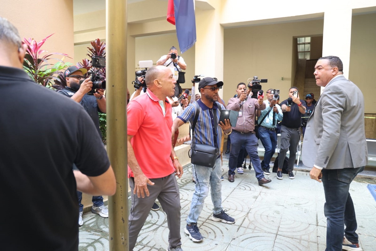 Tensión en audiencia del caso Jet Set: exalcalde de El Seibo agrede a padre de una de las víctimas