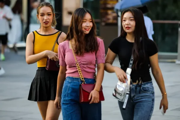 población-china-hermosas-chicas-chinas-paseando-por-las-calles-de-pekín-174424366