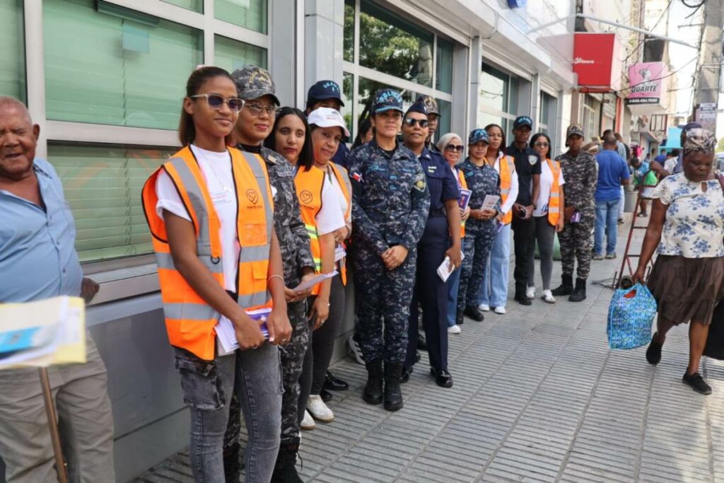 personal de seguridad en las paradas de guaguas que viajan al interior del país