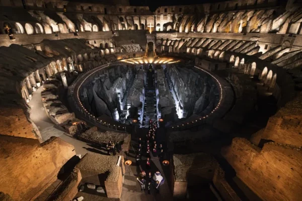 Participantes asisten al 'Vía Crucis', la procesión con antorchas del 'Camino de la Cruz', el Viernes Santo, el año pasado. EFE/EPA/Angelo Carconi