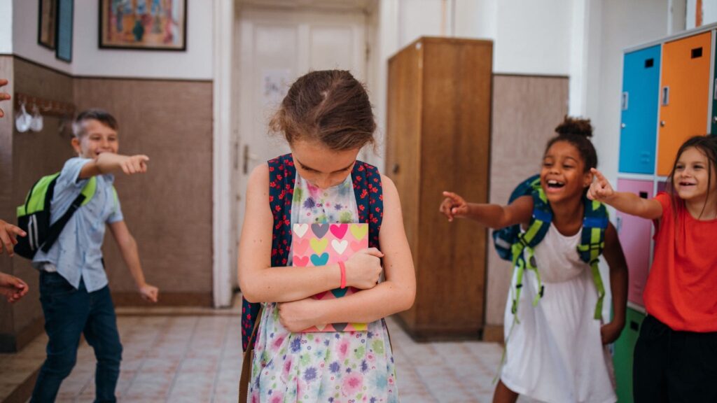 Especialistas advierten que violencia escolar se desplaza hacia niños de entre 9 y 14 años en el país