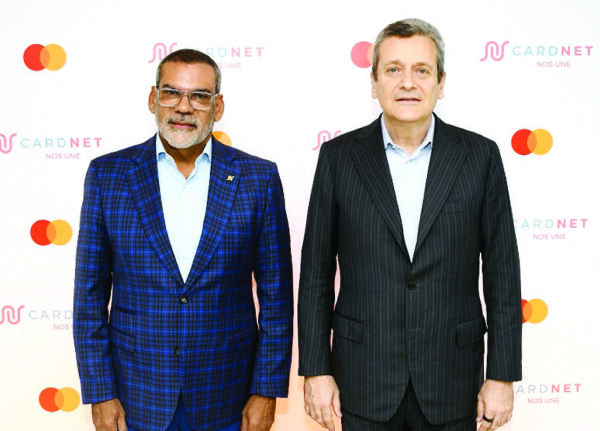 Luis Bencosme, presidente ejecutivo de Cardnet, y Andrea Scerch, presidente de Mastercard.