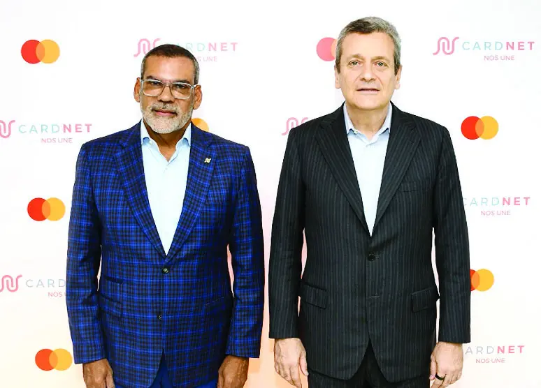 Luis Bencosme, presidente ejecutivo de Cardnet, y Andrea Scerch, presidente de Mastercard.