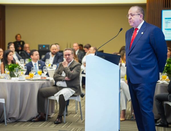 Magín Díaz,  ministro de Hacienda y Economía, fue el orador en actividad de la AIRD.