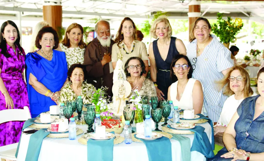 Representantes de la entidad comparten en el encuentro social.